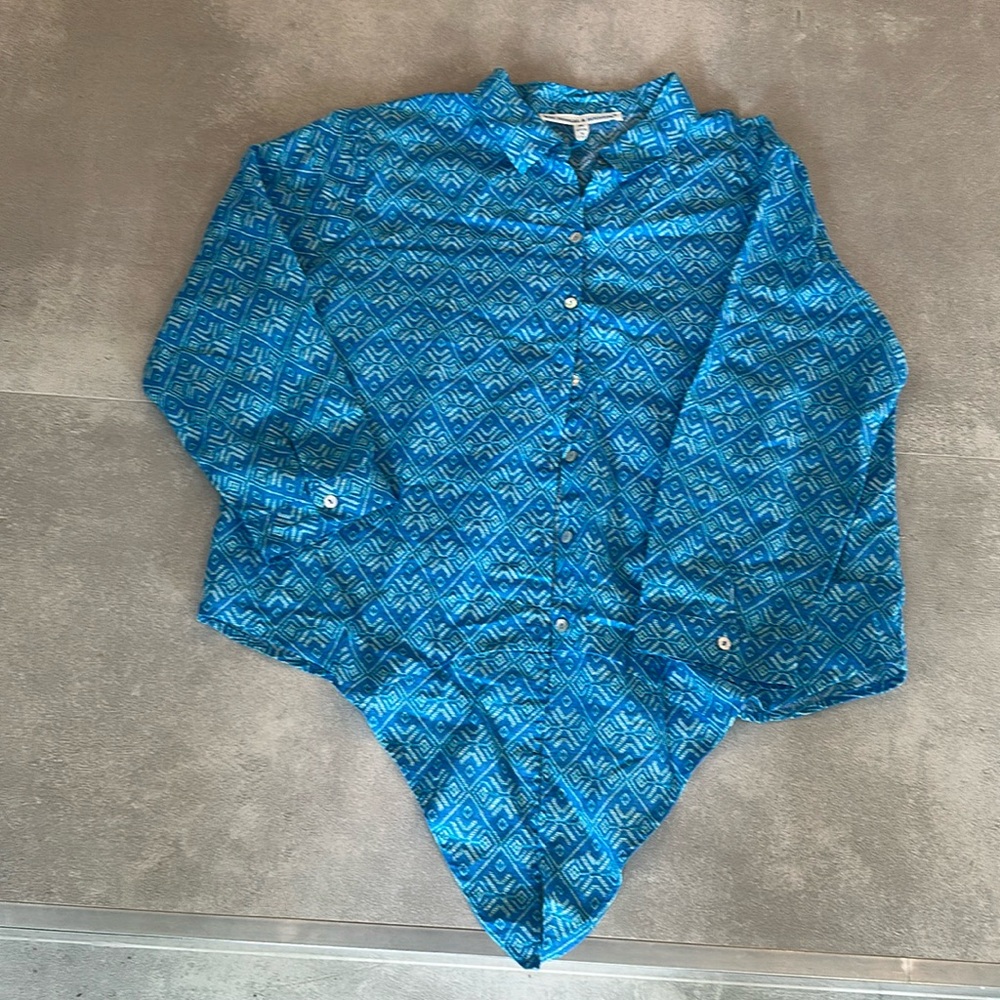 Mc Dougal & Houston Women’s button down  3/4  sleeves  color blue Size M